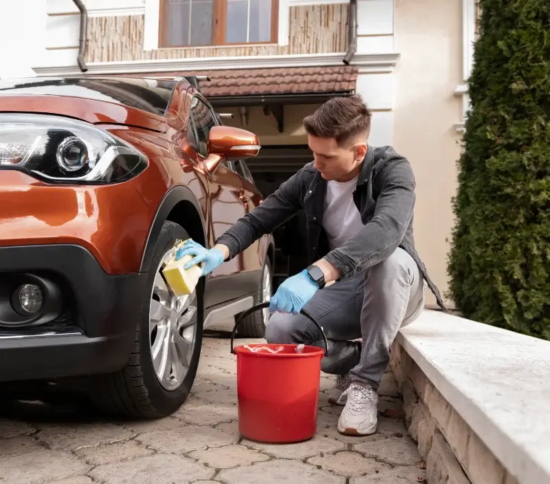 Lavage auto à domicile Carbuccia : professionnel intervenant sur un véhicule
